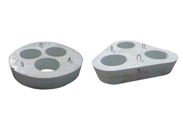 Prefabricated block for electric furnace top