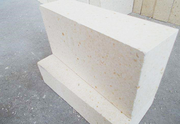 Modified high alumina brick