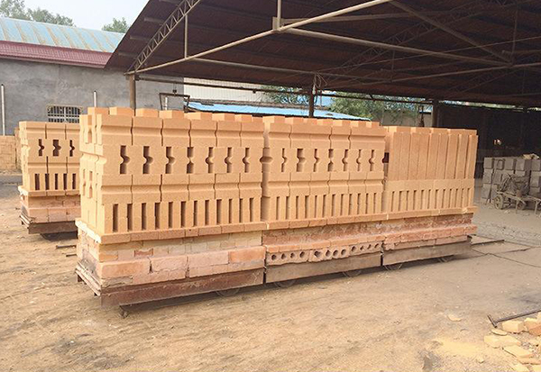 Low creep clay brick for ceramic burner