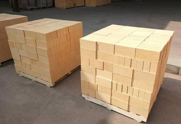 Thermal shock resistant clay brick for hot blast stove