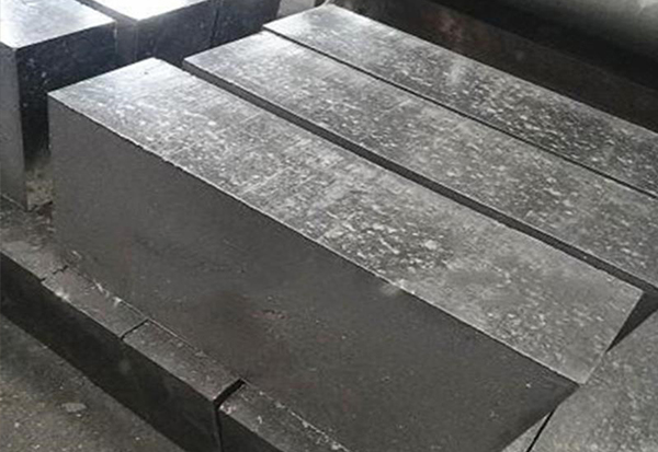 Microporous corundum brick
